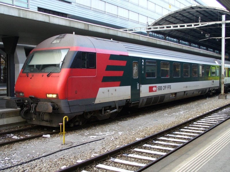 SBB - 2 Kl. Steuerwagen Bt 50 85 28-94 951-6 im Bahnhof von Luzern am 18.11.2007
