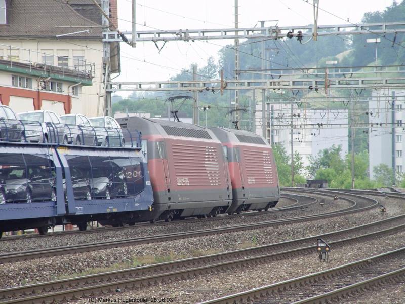 SBB 2 Re 460 voe einem Autozug bei der Durchfahrt in Lenzburg am 28.06.03