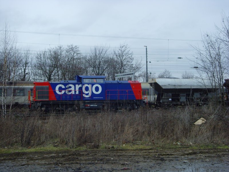 SBB 203 405-6 rangiert mit Selbstenladewagen im Gbf Freiburg. 09.02.09