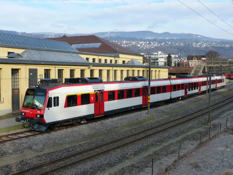 SBB - 3 Teiliger Pendelzug mit dem Steuerwagen ABt 50 85 39-43 943-2 mit einem Neuem 2 Kl. Zwischenwagen sowie ein Triebwagen RBDe 4/4 abgestellt hinter den SBB Depot in Biel/Bienne am 08.03.2009