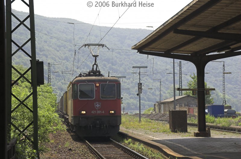 SBB 421 391 am 17.6.2006 mit einem Gterzug in Kaub