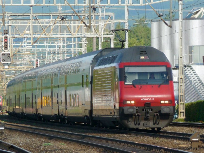 SBB - 460 000-3 mit Schnellzug bei der durchfahrt im Bahnhof von Lenzburg am 05.09.2008