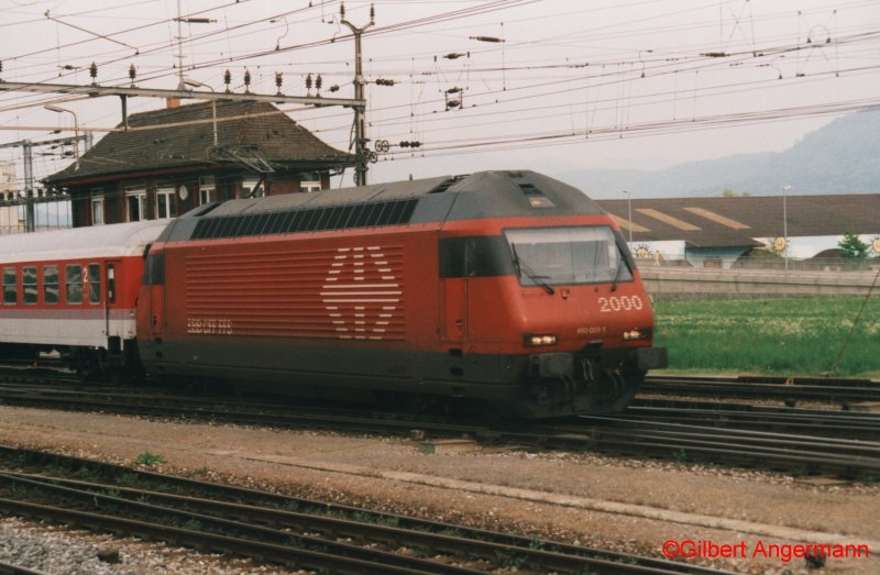 SBB 460 001-1 am 03.05.1999 in Delmont. Dieser Zug scheint ein EC mit deutschen Wagen zu sein.