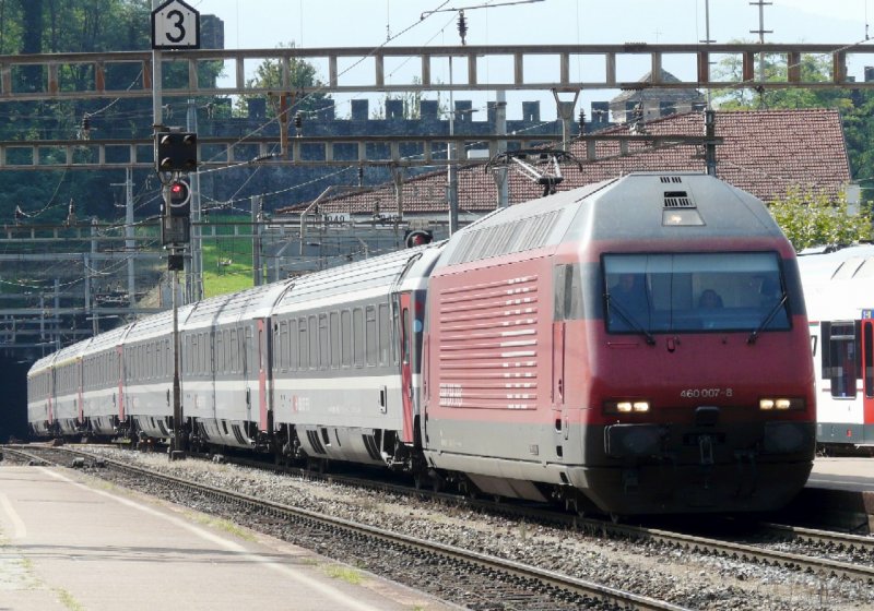 SBB - 460 007-8 mit Schnellzug unterwegs im Tessin bei der einfahrt in den Bahnhof von Bellinzona am 18.09.2008