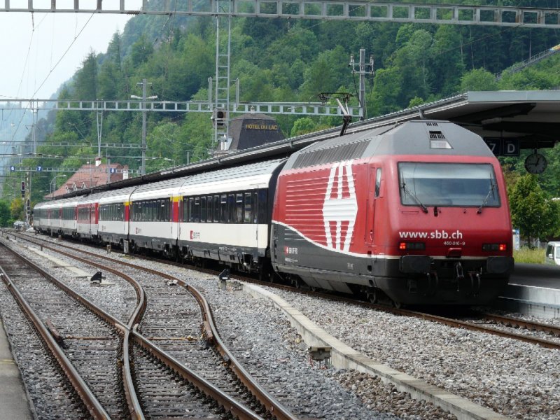 SBB - 460 016-9 mit Schnellzug im Bahnhof von Interlaken Ost am 24.05.2008
