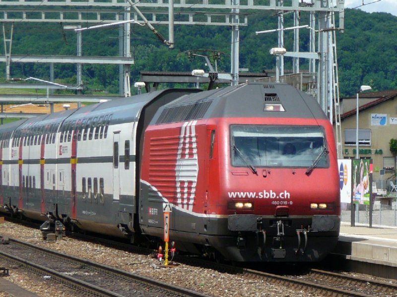 SBB - 460 016-9 mit Schnellzug bei der Durchfahrt in Bahnhof von Liestal am 03.08.2008