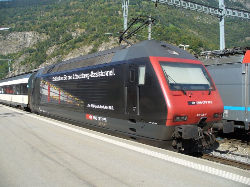 SBB - 460 026-8 mit Werbung fr den Ltschberg Basistunnel im Bahnhof von Brig am 20.09.2007