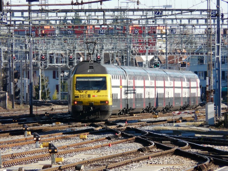 SBB - 460 028-4 mit Vollwerbung schiebt einen Doppelstock Schnellzug von Biel/Bienne nach Bern. Hier beim Verlassen des Bahnhof von Biel / Bienne am 08.02.2008 um 14:51 Uhr