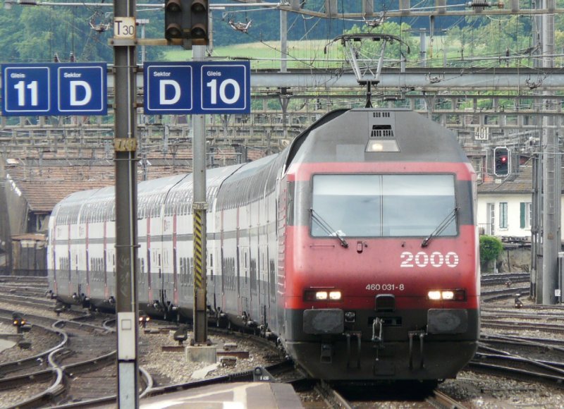 SBB - 460 031-8 mit Doppelstockwagen bei der einfahrt in den Bahnhof von Olten am 14.06.2008