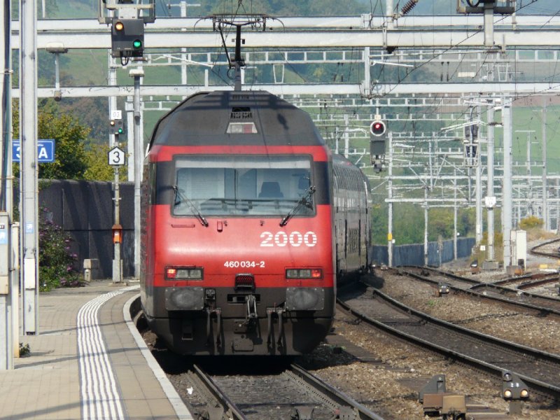SBB - 460 034-2 mit Schnellzug bei der Ausfahrt aus dem Bahnhof von Liestal am 19.09.2008