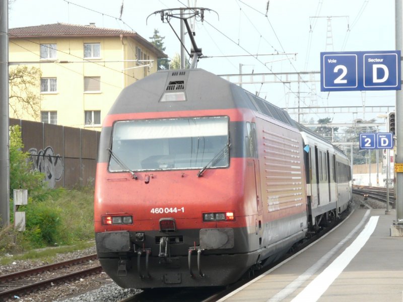 SBB - 460 044-1 am Schluss eines Schnellzug bei der ausfahrt aus dem Bahnhof von Morges am 25.09.2008