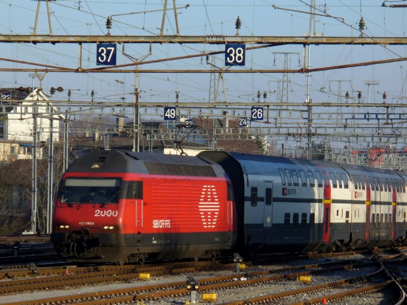 SBB - 460 048-2 bei der einfahrt in den Bahnhof von Bile/ Bienne am 18.02.2008