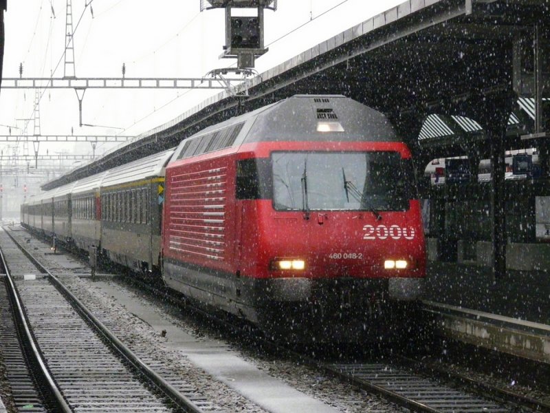 SBB - 460 048-2 mit IR im Bahnhof von Genf am 31.12.2008