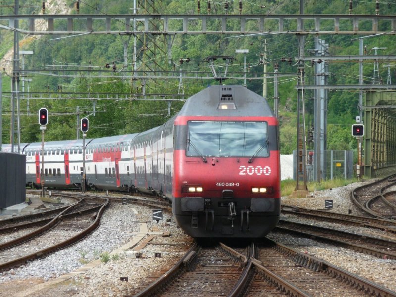 SBB - 460 049-0 vor Schnellzug bei deer einfahrt in den Bahnhof von Brig am 11.08.2008