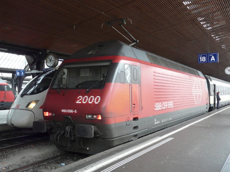 SBB - 460 056-5 neben einem ICE 411 .. im Hauptbahnhof von Zrich am 01.01.2008