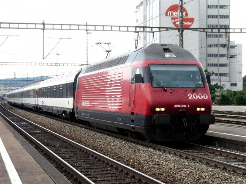 SBB - 460 066-4 mit Schnellzug bei der Durchfahrt im Bahnhof von Herzogenbuchsee am 11.07.2008