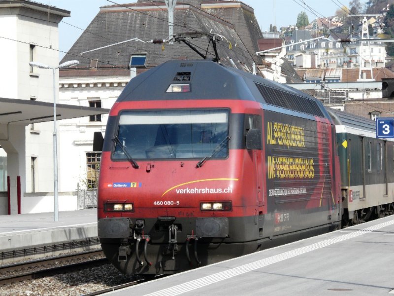 SBB - 460 080-5 mit Werbung im Bahnhof von Montreux unterwegs nach Brig am 05.04.2008