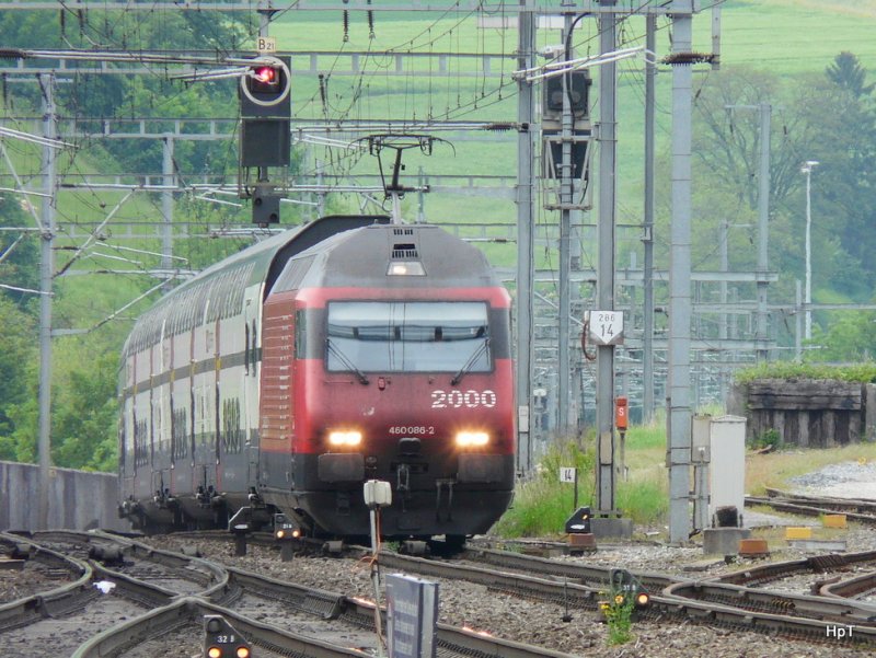 SBB - 460 086-2 vor Schnellzug bei der einfahrt im Bahnhof von Liestal am 11.05.2009