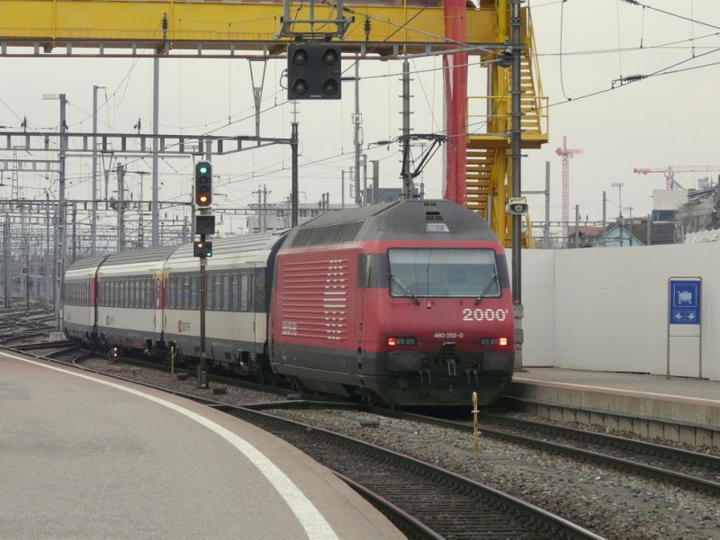 SBB - 460 092-0 bei der ausfahrt aus dem Hauptbahnhof von Zrich am 14.03.2009