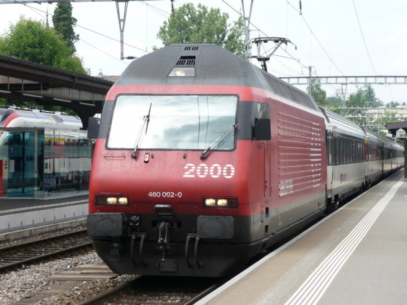 SBB - 460 092-0 vor einem Schnellzug im Bahnhof von Sursee am 02.08.2008