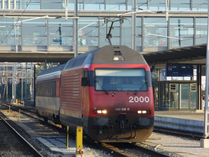 SBB - 460 105-0 mit 2 Kl. Personenwagen bei Rangierarbeiten im Geleise 13 im Bahnhof Basel SBB am 03.11.2007