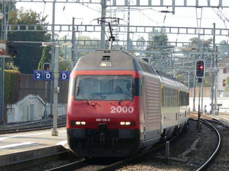 SBB - 460 105-0 vor Cisaplino Schnellzug bei der einfahrt im Bahnhof Morges am 25.09.2008