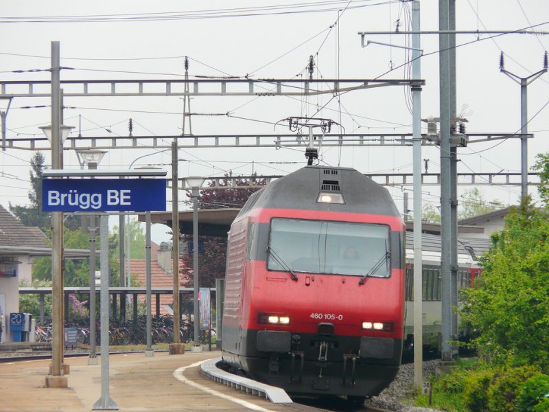 SBB - 460 105-0 vor Schnellzug nach Biel bei der Durchfahrt im Bahnhof Brgg am 05.05.2009
