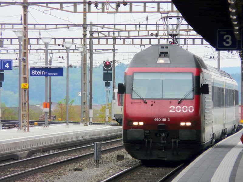 SBB - 460 118-3 vor IR bei der einfahrt in Stein-Sckingen am 26.04.2009