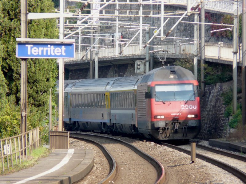 SBB - 460048-2 vor Cisaplino Schnellzug bei der durchfahrt in Territet am 24.09.2008