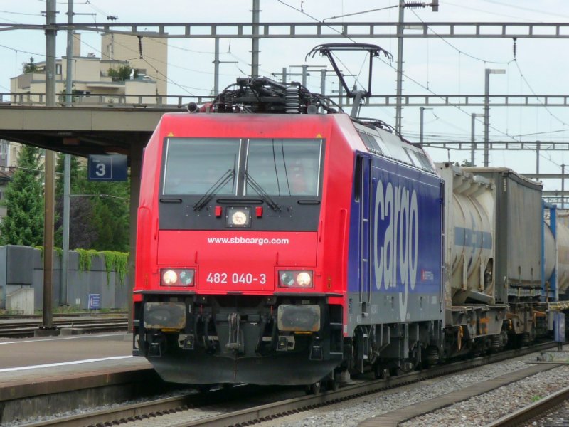 SBB - 482 040-3 mit Gterzug bei der durchfahrt im Bahnhof von Wohlen am 05.09.2008