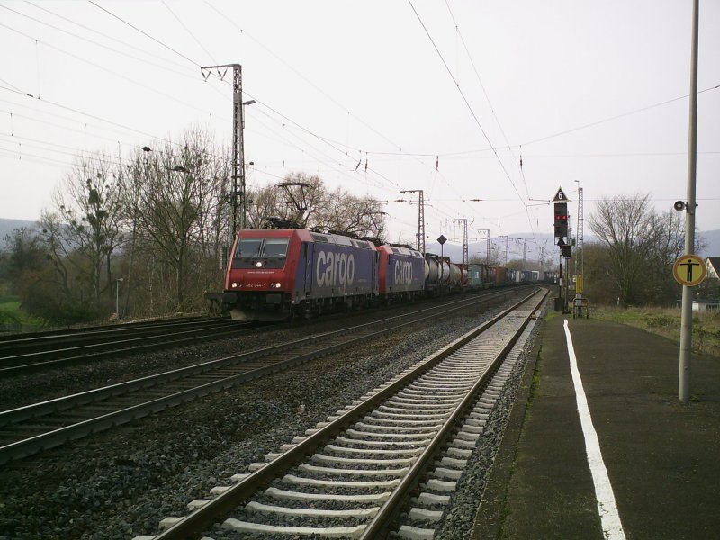 SBB 482 044-5 und eine Schwestermaschiene am 23.02.2007 in Kreiensen.