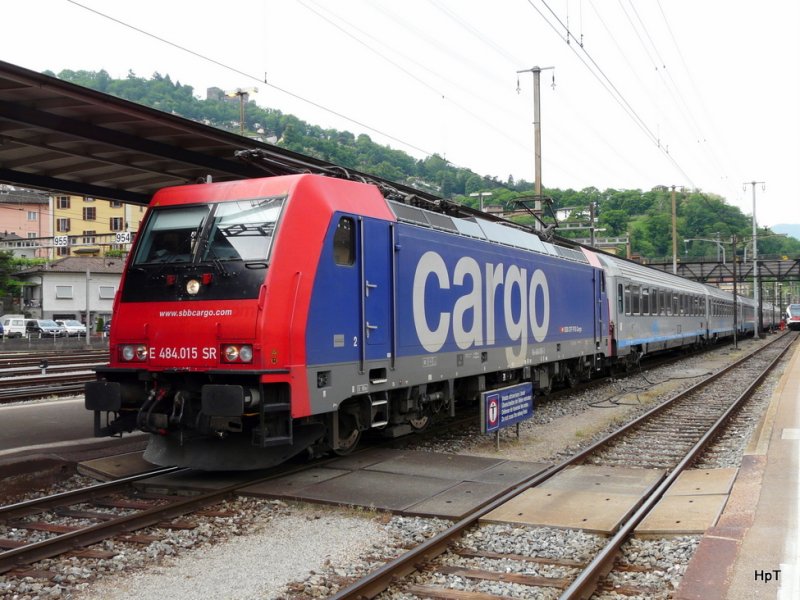 SBB - 484 015-3 mit Personenwagen im Bahnhof Bellinzona am 13.05.2009