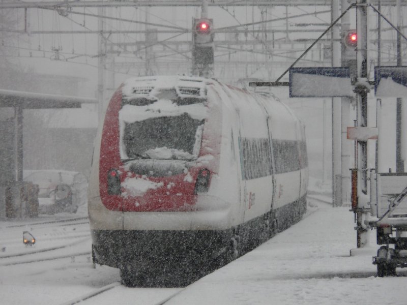 SBB - Abgestellter ICN im Schneetreiben im Bahnhof von Biel / Bienne am 21.03.2008 Morgens um 09:00 Uhr