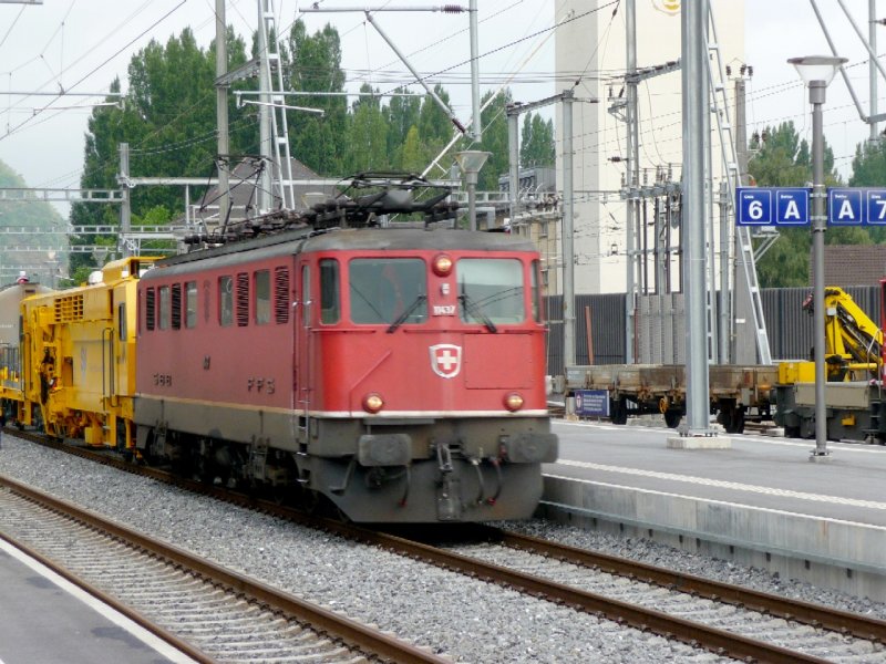 SBB - Ae 6/6 11437 bei der Durchfahrt im Bahnhof Visp am 01.09.2008