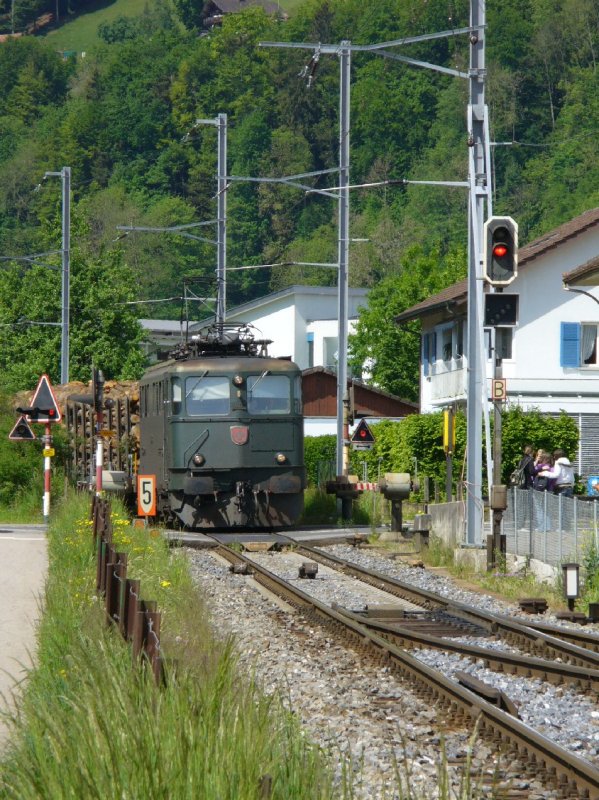 SBB - Ae 6/6 11453 bei der einfahrt in den Bahnhof von Zell am 10.05.2007