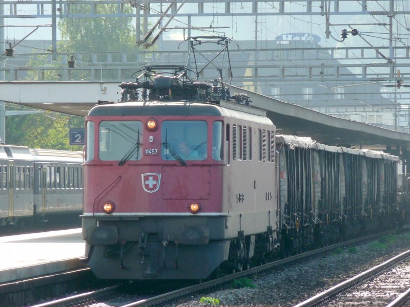 SBB - Ae 6/6 11457 mit Gterzug im Gegenlicht im Bahnhof von Lenzburg am 05.09.2008