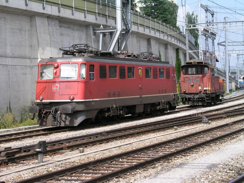 SBB Ae 6/6 11457 im Bahnhof Spiez am 26-7-2004