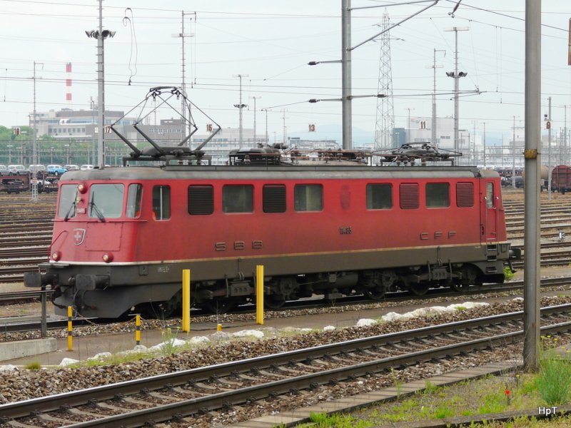 SBB - Ae 6/6  11485 unterwegs im Gterbahnhof von Muttenz am 11.05.2009