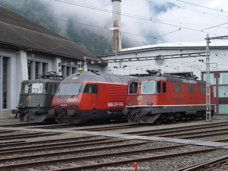 SBB Ae 6/6 Re 460 106-8  Munot  und Re 4/4 III 11367 vor dem Depot Erstfeld am 05.07.03