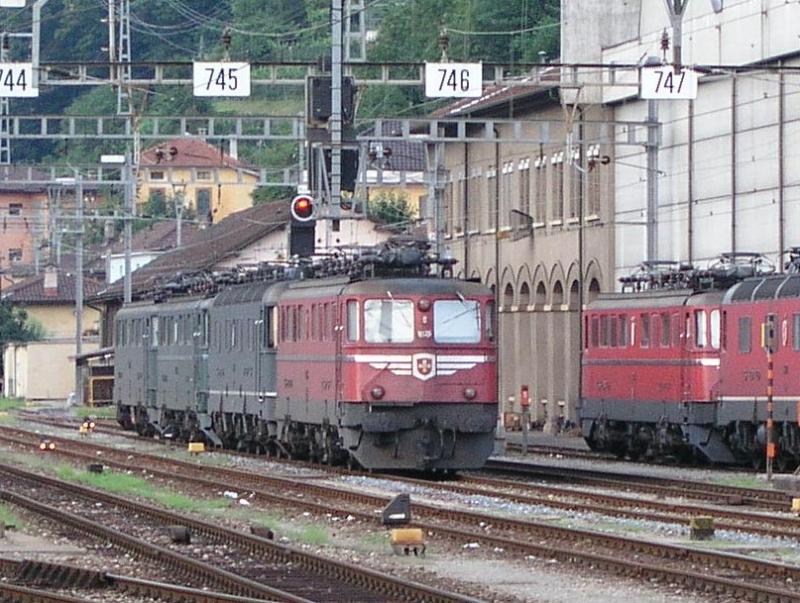 SBB Ae6/6 + Re6/6 warten auf Ihrem Einsatz am Gotthard in Bellinzona am 29-7-2004