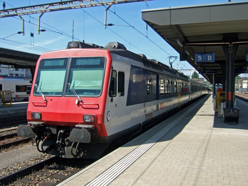 SBB: Am 20.5.09 auf der S26 Rotkreuz-Aarau eingesetzt ist der Triebwagen RBDe 560 039  Steinhausen , mit drei weiteren Wagen. Hier in Rotkreuz...