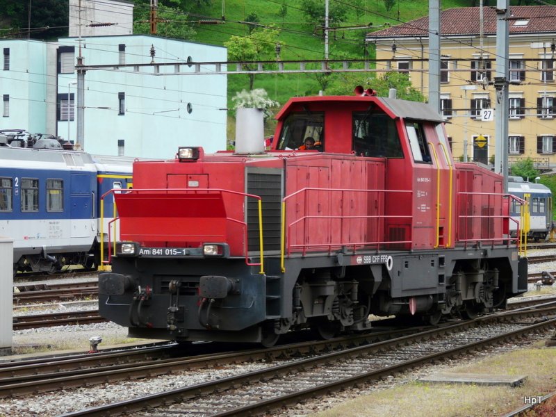 SBB - Am 841 015-1 unterwegs im Bahnhof von Bellinzona am 13.05.2009