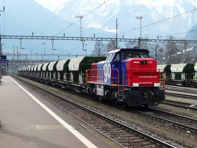 SBB - Am 843 mit Gterzug bei der Durchfahrt im Bahnhof von Erstfeld am 08.04.2009