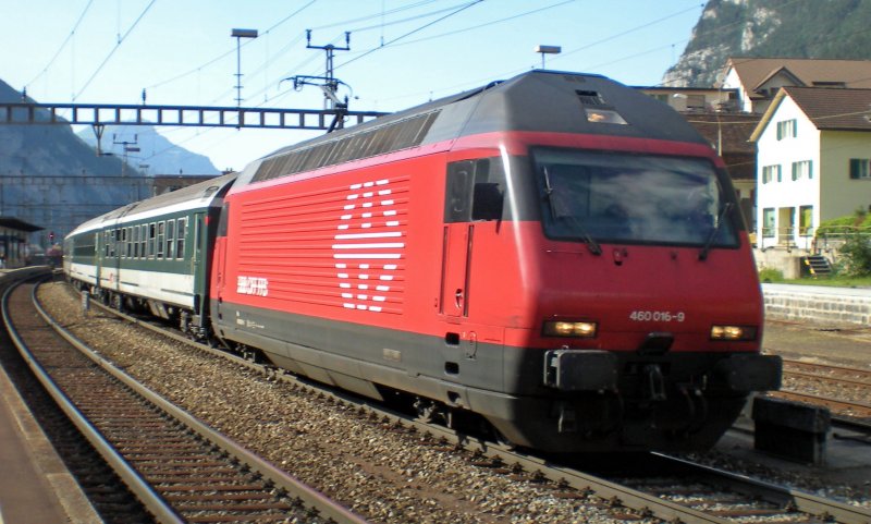 SBB: Am Abend kommen am Gotthard die Re 460 ab und zu noch zum Einsatz. Hier erreicht die Re 460 016  Rohrdorferberg-Reusstal  mit einem Interregio den Bahnhof Erstfeld, am 29.5.09. 