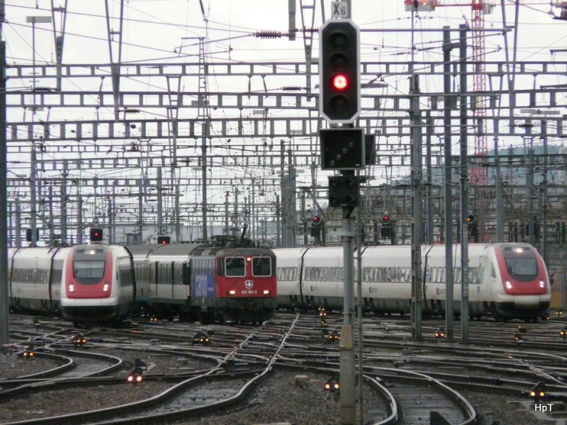 SBB  - Ankommende Zge im Hauptbahnhof Zrich / ICN und 421 381-5 und ICN am 19.07.2009