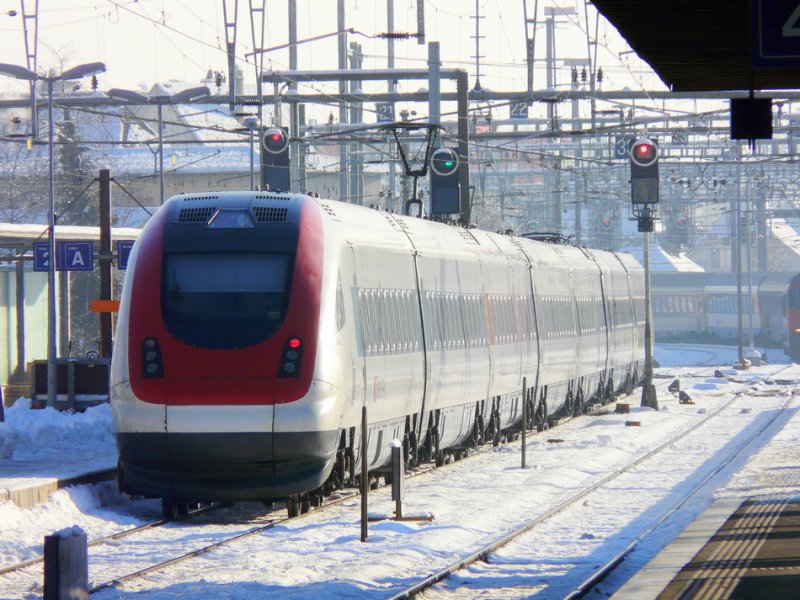 SBB - Ausfahrender ICN Alice Rivaz im bahnhof von Biel/Bienne am 01.01.2009