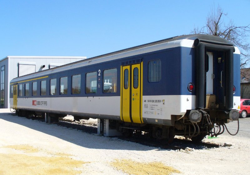 SBB - Ausrangierter Personenwagen EW I  1 + 2 Kl. AB 50 85 84-35 004-7 Abgestellt in Etziken / SO ..  Foto vom 06.04.2007