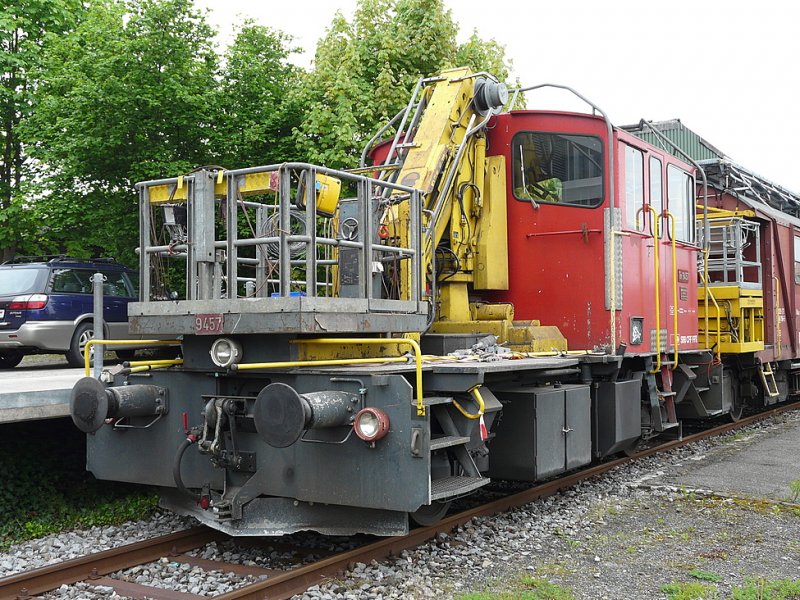 SBB - Baudienst Tm 2/2  9457 abgestellt im Bahnhofsareal von Brgg am 05.05.2009