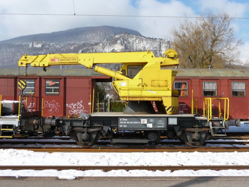 SBB - Baudiesntkran X Tms  40 85 95 85 000-4 abgestellt in Oensingen am 21.02.2009