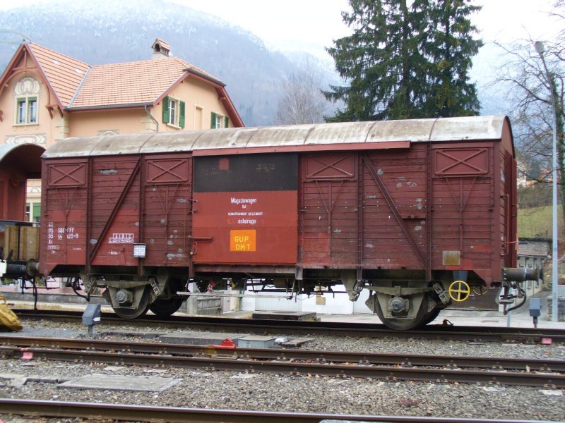 SBB - Baudiesntwagen/magazinwagen X 40 85 95 44 125-9 Abgestellt in Reuchenette-Pery am 16.12.2007
